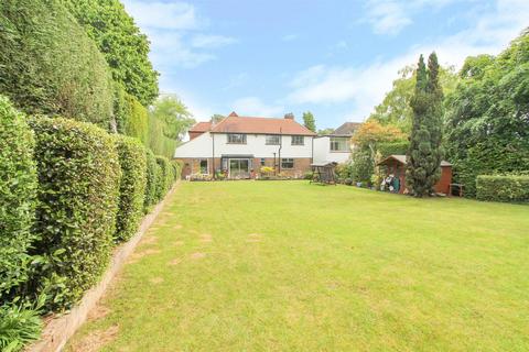 4 bedroom detached house for sale, Pine Walk, Carshalton SM5