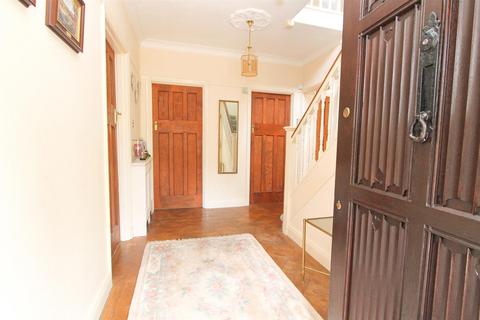 4 bedroom detached house for sale, Pine Walk, Carshalton SM5