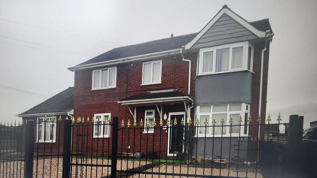 Lansbury Drive, Cannock 5 bed detached house £2,800 pcm (£646 pw)
