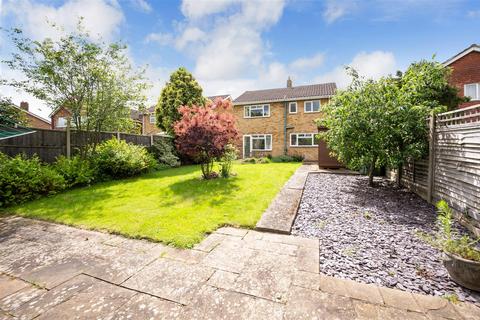 2 Lindsay Close, Epsom, KT19 8JJ