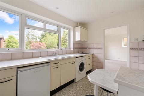 2 Lindsay Close, Epsom, KT19 8JJ