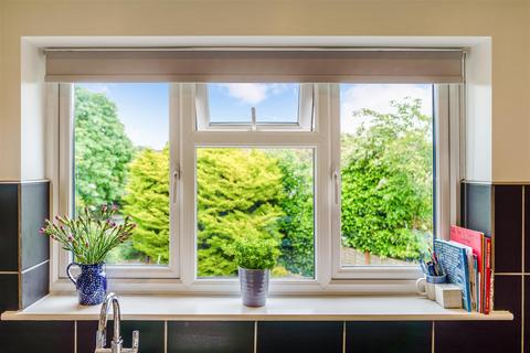 196 Fir Tree Road, Epsom, KT17 3NL