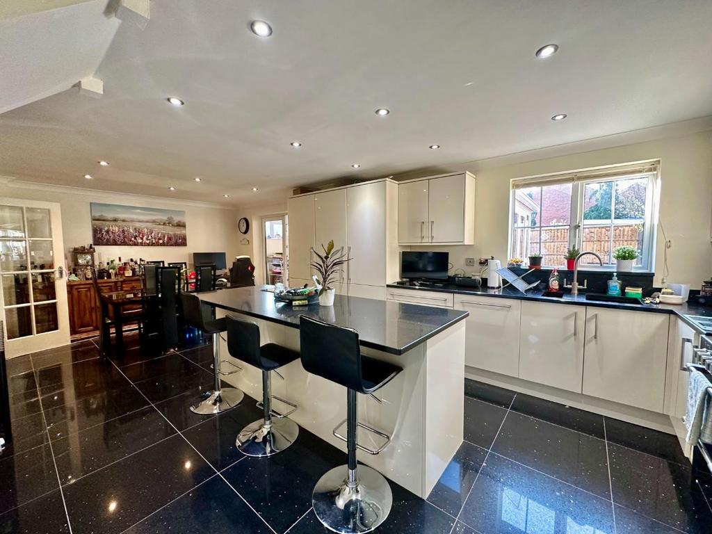 Dixon Road, Kingsthorpe, Northampton NN2 4 bed detached house for sale