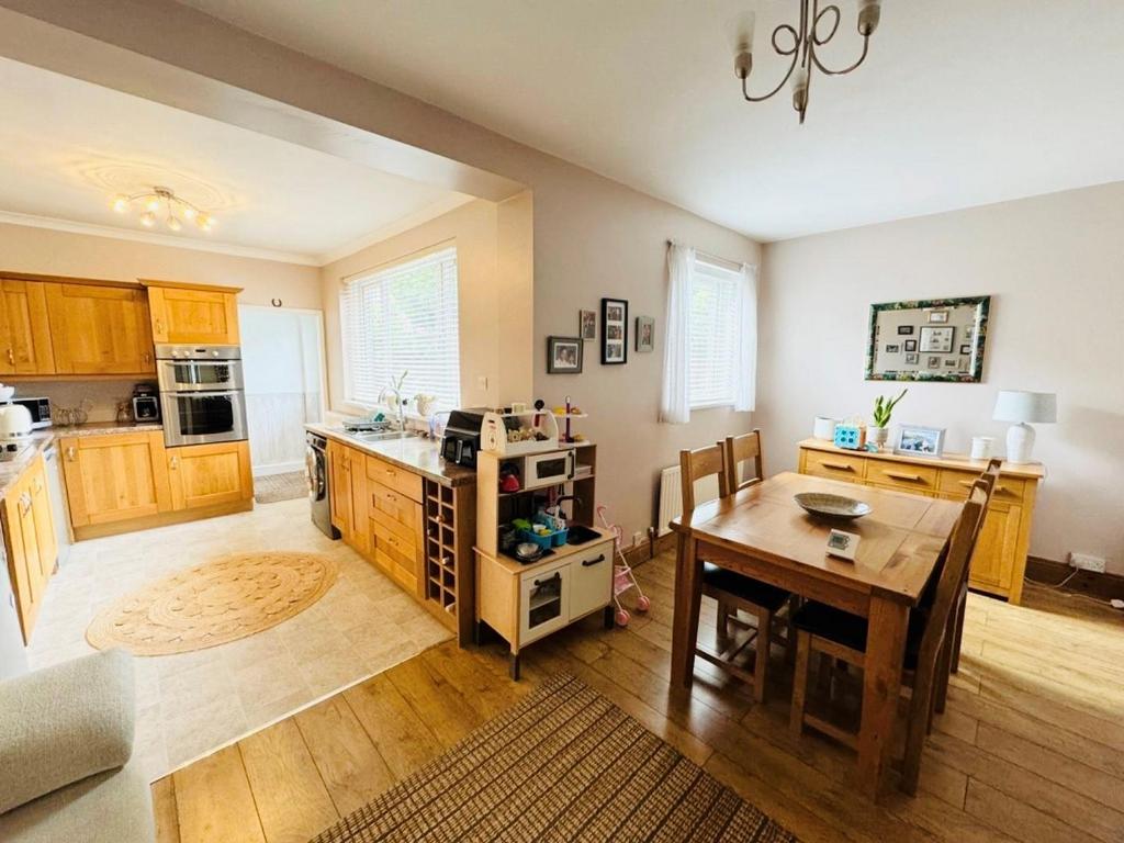 Dining room into kitchen