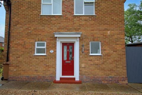 3 bedroom semi-detached house to rent, Fernwood Crescent, Wollaton, Nottingham, NG8 2GE