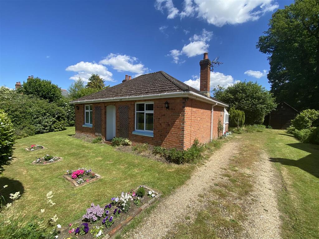Newbridge Road, Cadnam, Hampshire 2 bed detached bungalow for sale £450,000