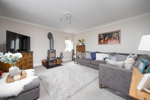 25 Castell Close, Hilperton, Trowbridge, BA14 7UJ