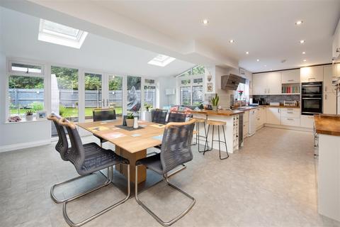 25 Castell Close, Hilperton, Trowbridge, BA14 7UJ