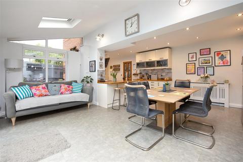 25 Castell Close, Hilperton, Trowbridge, BA14 7UJ