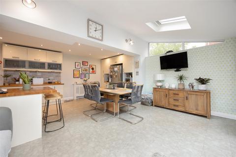 25 Castell Close, Hilperton, Trowbridge, BA14 7UJ