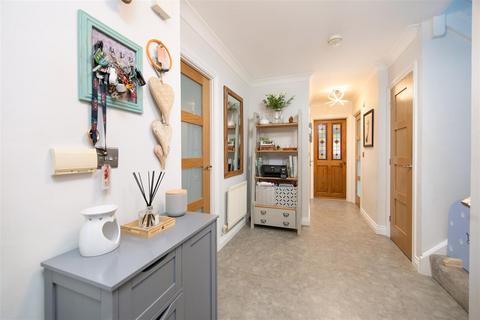 25 Castell Close, Hilperton, Trowbridge, BA14 7UJ