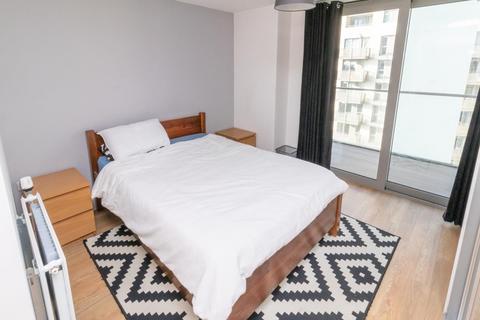 2 bedroom flat for sale, Cornmill Lane, London