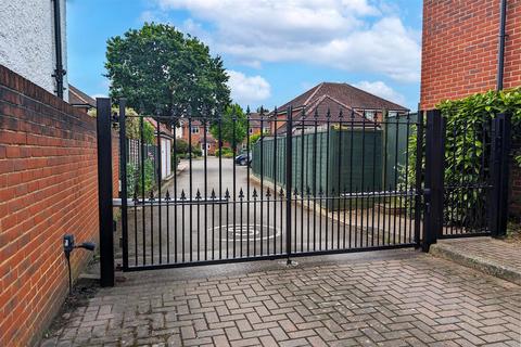 3 bedroom mews for sale, Loxley Close, Byfleet