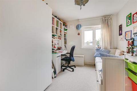 2 bedroom flat for sale, Lancaster Court, Chiswick, W4
