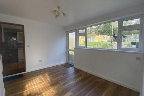 2 bedroom semi-detached bungalow to rent, Hillside Avenue, Gravesend