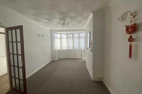 2 bedroom semi-detached bungalow to rent, Hillside Avenue, Gravesend