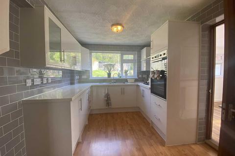 2 bedroom semi-detached bungalow to rent, Hillside Avenue, Gravesend