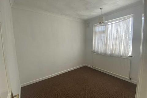 2 bedroom semi-detached bungalow to rent, Hillside Avenue, Gravesend