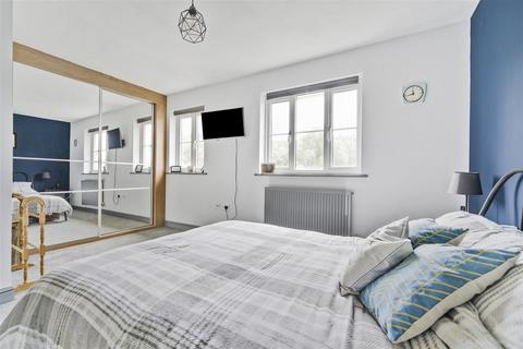 3 Demelza Close, Cuxton, Rochester, ME2 1ED