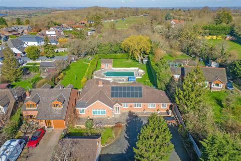 4 bedroom detached bungalow for sale, Hamlet Hill, Roydon: Spacious Detached Bungalow with Pool