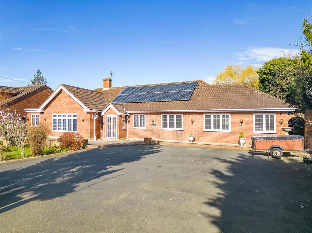 Hamlet Hill, Roydon Spacious... 4 bed detached bungalow for sale £