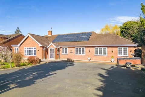 4 bedroom detached bungalow for sale, Hamlet Hill, Roydon: Spacious Detached Bungalow with Pool