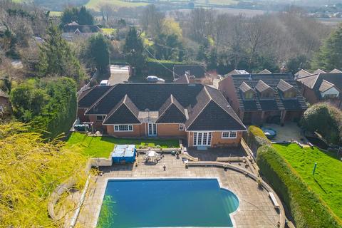 4 bedroom detached bungalow for sale, Hamlet Hill, Roydon: Spacious Detached Bungalow with Pool