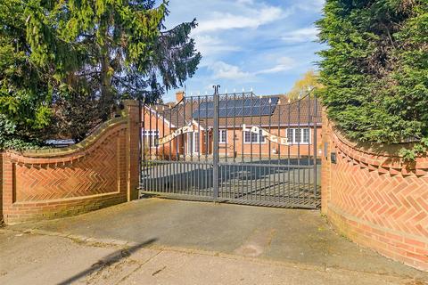 4 bedroom detached bungalow for sale, Hamlet Hill, Roydon: Spacious Detached Bungalow with Pool