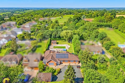 4 bedroom detached bungalow for sale, Hamlet Hill, Roydon: Spacious Detached Bungalow with Pool