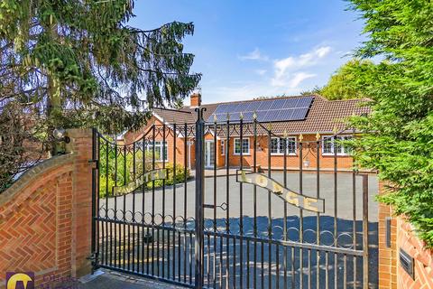 4 bedroom detached bungalow for sale, Hamlet Hill, Roydon: Spacious Detached Bungalow with Pool