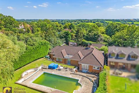 4 bedroom detached bungalow for sale, Hamlet Hill, Roydon: Spacious Detached Bungalow with Pool