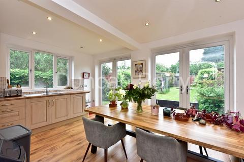 99 Wroxham Gardens, Potters Bar, EN6 3DN
