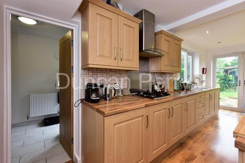 99 Wroxham Gardens, Potters Bar, EN6 3DN