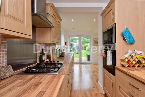 99 Wroxham Gardens, Potters Bar, EN6 3DN