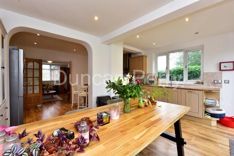 99 Wroxham Gardens, Potters Bar, EN6 3DN