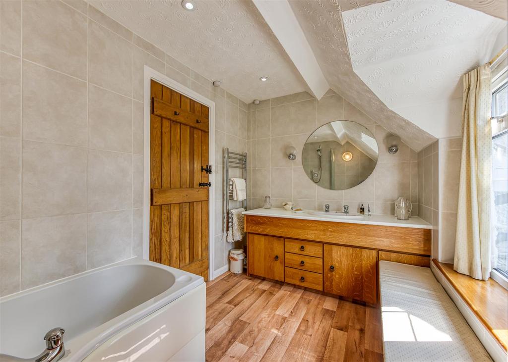 Rose Cottage-bathroom2a.jpg