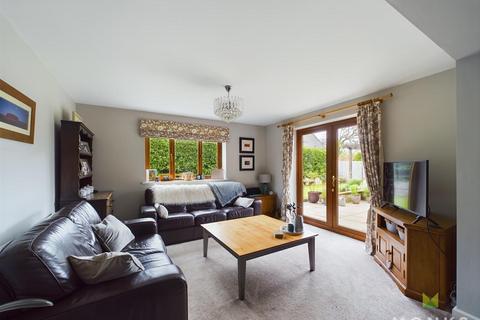 5 bedroom detached house for sale, Offas Close, Treflach, Oswestry
