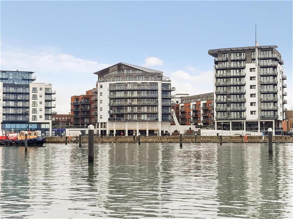 Ocean Village, Southampton 2 bed flat to rent £1,750 pcm (£404 pw)