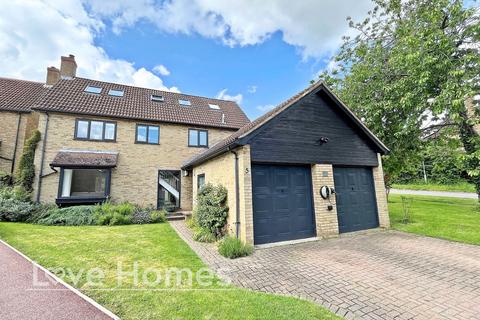 5 bedroom detached house for sale, Balmoral Close, Flitwick