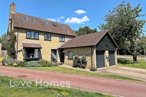 5 bedroom detached house for sale, Balmoral Close, Flitwick