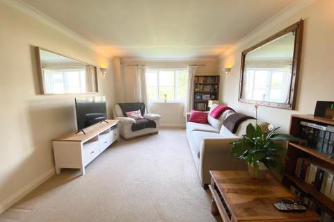 2 bedroom apartment to rent, Searlewood Court, West End GU24