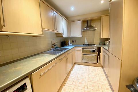 2 bedroom apartment to rent, Searlewood Court, West End GU24