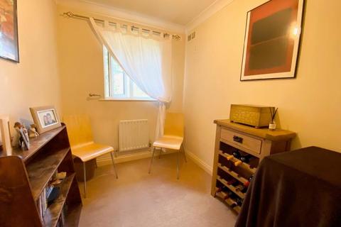 2 bedroom apartment to rent, Searlewood Court, West End GU24