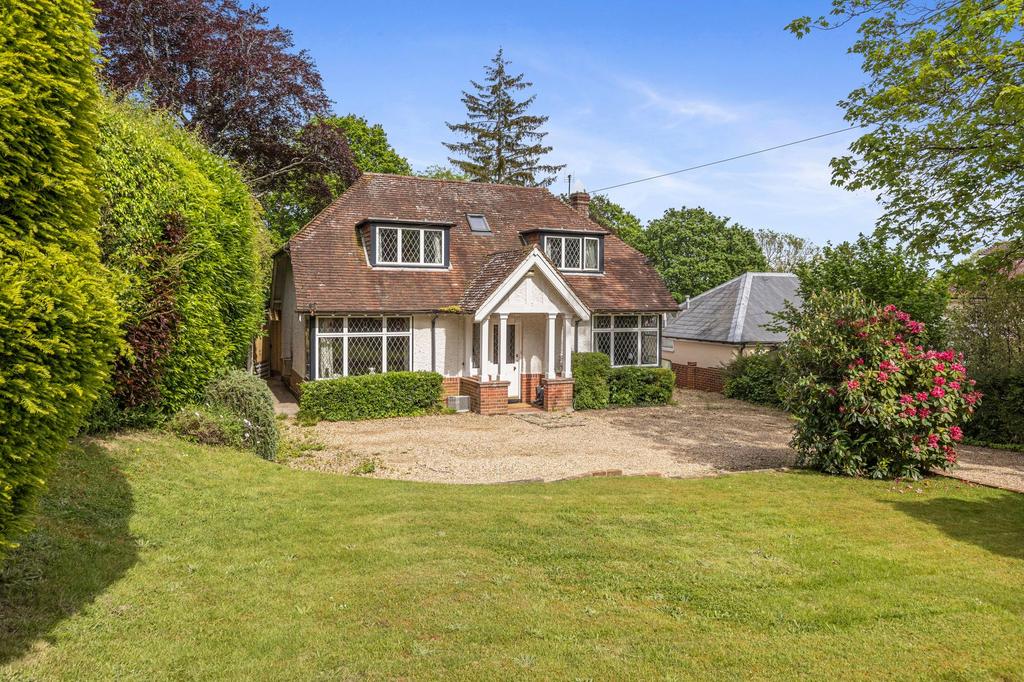 Lucastes Avenue, Haywards Heath, RH16 5 bed detached house for sale £