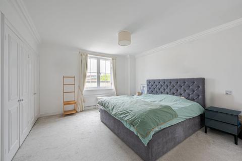 3 bedroom apartment to rent, Queens Gate Gardens, London