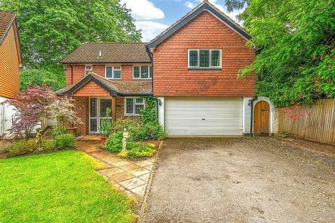 5 bedroom detached house to rent, Wych Hill Lane, Woking, GU22
