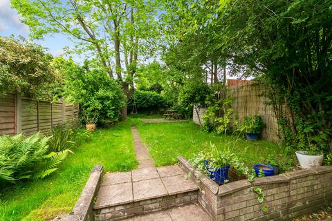 70 Buckingham Road, Richmond, TW10 7EQ