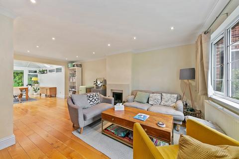 70 Buckingham Road, Richmond, TW10 7EQ