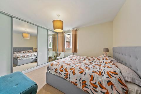 70 Buckingham Road, Richmond, TW10 7EQ