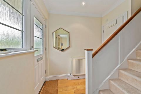 70 Buckingham Road, Richmond, TW10 7EQ